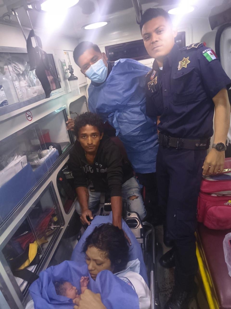 Mujer da a luz en ambulancia