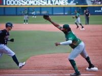 Blanqueada melenuda a Sultanes con joya de pitcheo de Leyva