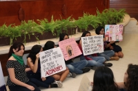 Alumnas se manifiestan en el marco del D&iacute;a Internacional de la Mujer