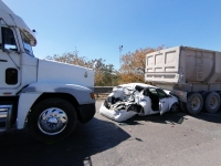 Tr&aacute;ilers aplastan a autom&oacute;vil compacto en "caracol" del Perif&eacute;rico