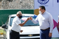 Ren&aacute;n Barrera premia a contribuyentes cumplidos