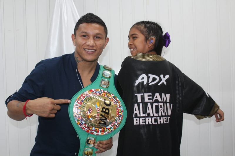 “Alacrán” Berchelt promueve boxeo en Yucatán