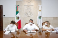 Ren&aacute;n Barrera firma el acta de entrega-recepci&oacute;n