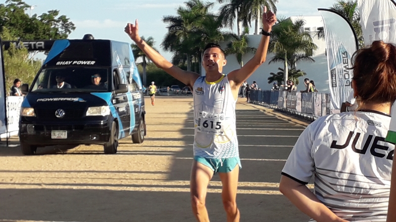 Irving Villa gana carrera de la Universidad Modelo