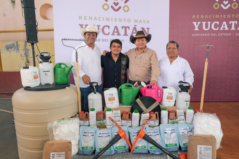 Díaz Mena entrega apoyos a productores del Sur yucateco