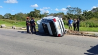 Conductora vuelca auto de lujo al Poniente de M&eacute;rida&nbsp;