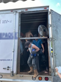 Auxilian a migrantes trasladados en condiciones de hacinamiento