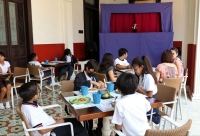 Niños y niñas disfruta de función de  guiñol en  Refettorio Mérida