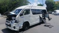 Camioneta choca con unidad de transporte for&aacute;neo