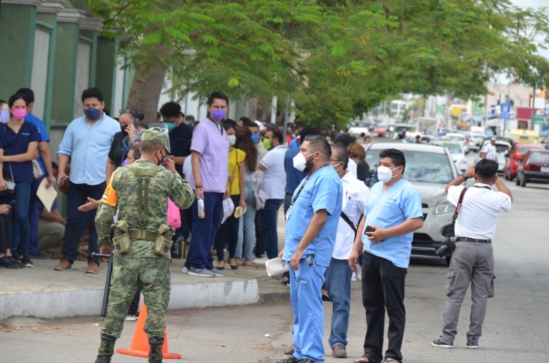 Inicia vacunación a personal de salud de hospitales privados