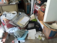 Sustraen material period&iacute;stico de domicilio de comunicador progrese&ntilde;o