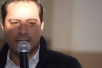 Vila s&oacute;lo viaja y no atiende al sector social, acusa activista