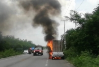Camioneta de fletes arde en llamas en la M&eacute;rida-Chicxulub