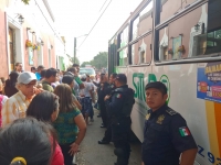 Vecinos de Cholul retienen autobuses, exigen mejor servicio de transporte&nbsp;