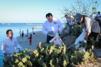Encabeza gobernador limpieza de playas