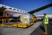 M&eacute;xico recibe nuevo embarque de vacunas contra virus SARS-CoV-2