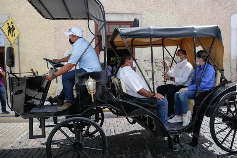 Renán Barrera presenta propuesta de calesa eléctrica para Mérida