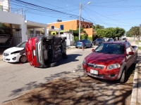 Choque provoca volcadura en Fraccionamiento Florida&nbsp;