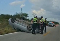 Vuelca  autom&oacute;vil en la M&eacute;rida-Celest&uacute;n
