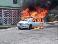 Se incendia veh&iacute;culo en la Garc&iacute;a Giner&eacute;s