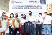 Entrega Vila chamarras a estudiantes del sur de Yucat&aacute;n