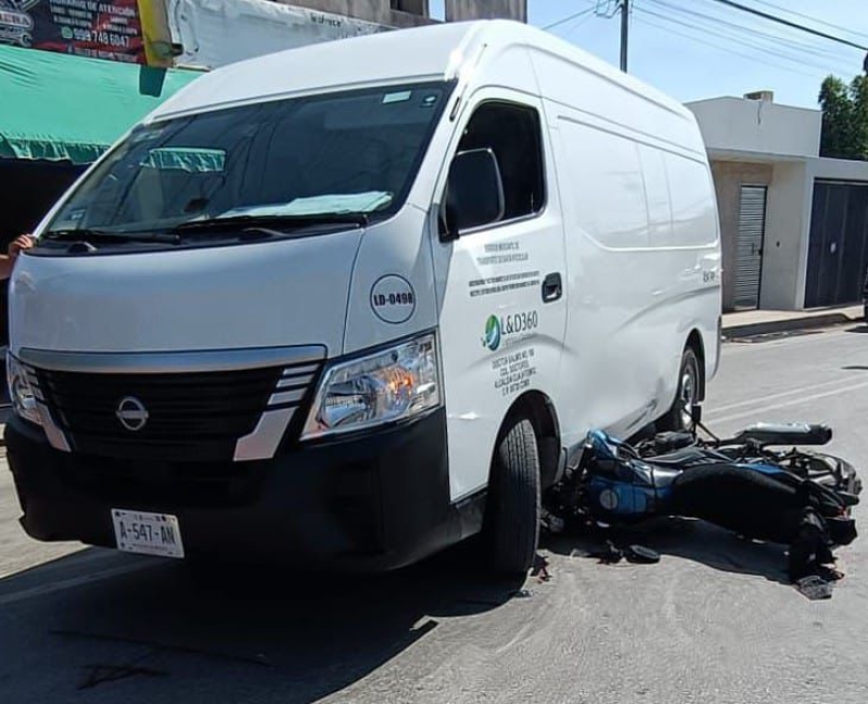 Motociclista termina debajo de una camioneta