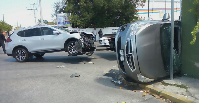 Se vuelca Uber en Chuburná