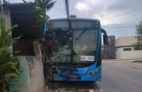 Falla mecánica provoca choque  de Va y Ven en Dzityá