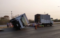 Fuerte viento provoca volcadura de cami&oacute;n&nbsp;