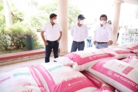 Entrega Vila Dosal apoyos a productores ganaderos y agr&iacute;colas