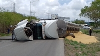 Tr&aacute;iler se vuelca en el Perif&eacute;rico de M&eacute;rida