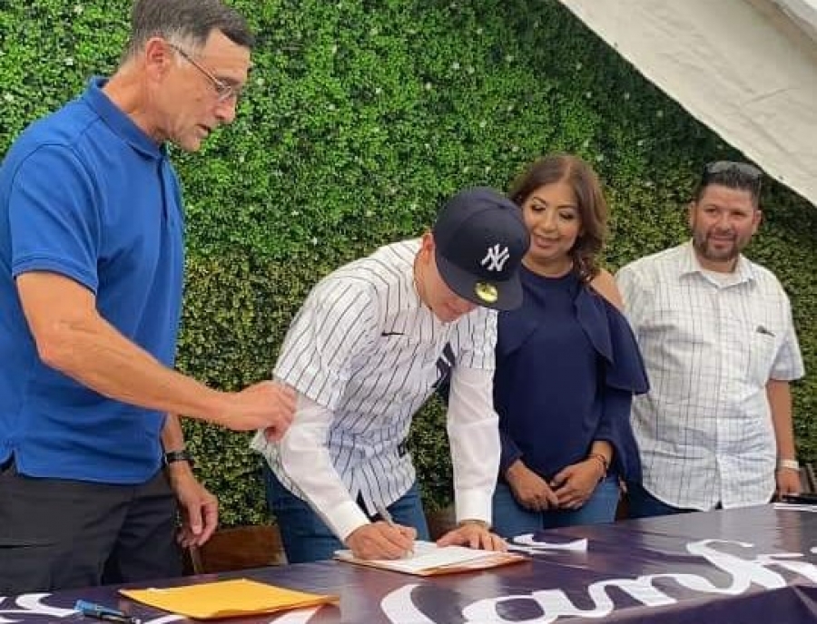 Luis Serna firma con los Yankees de Nueva York
