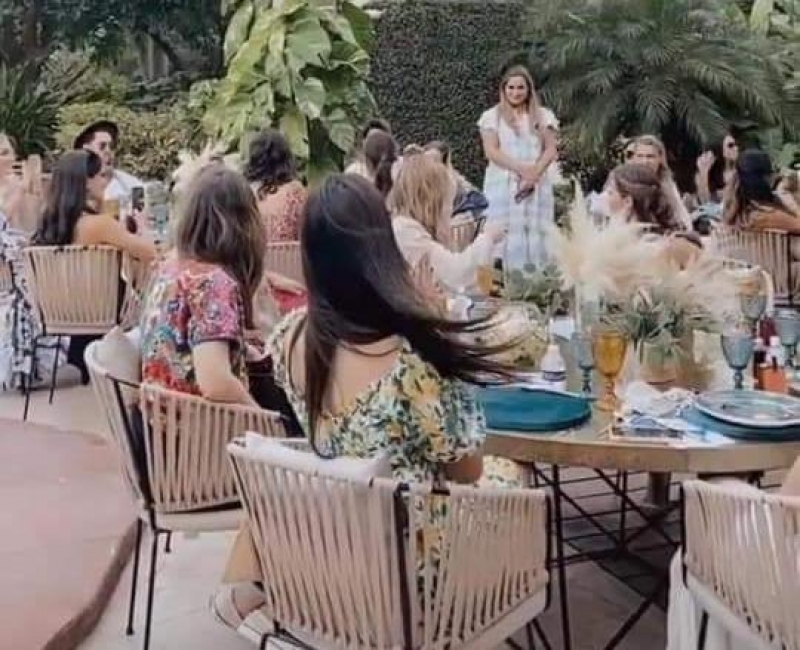 Celebran banqueteros cambio de semáforo