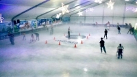 Pista de hielo estará un mes más en Central de Abastos