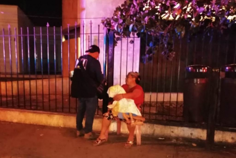 Niegan atención médica a joven con discapacidad y muere en brazos de su madre