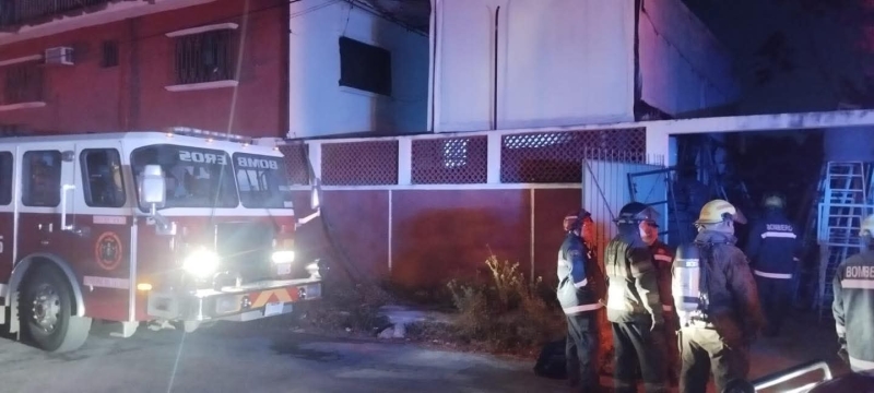Rescatan a dos personas tras incendio en Fraccionamiento Limones