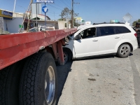 Mujer con beb&eacute; a bordo choca su camioneta contra tr&aacute;iler&nbsp;