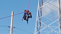 Rescatan a mujer de torre de alta tensión