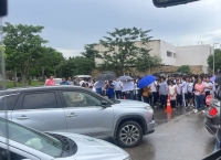 Padres de familia exigen paso peatonal