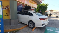 Se mete con todo y auto a un Oxxo