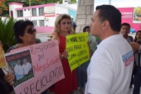 Caballero huye a defraudados de Crecicuentas; Ren&aacute;n dialoga con ellos