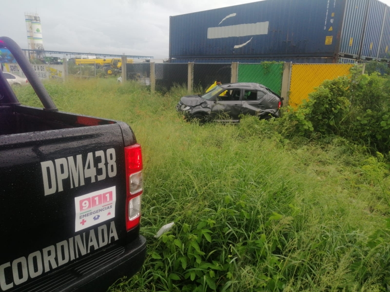 Exceso de velocidad y piso mojado ocasionan siniestro vial 