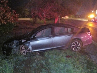 Choca y abandona su automóvil