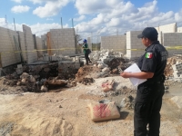 Viento derriba muro de casa de inter&eacute;s social