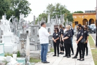 Estudiantes espa&ntilde;oles visitan el Cementerio General