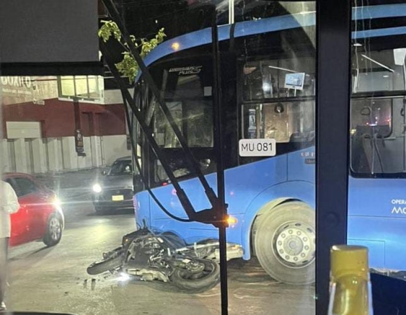 Va y ven arrolla a motociclista