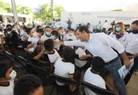 Contin&uacute;a entrega de &uacute;tiles, uniformes y desayunos escolares