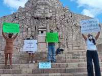 Cient&iacute;ficos protestan en el Monumento a la Patria