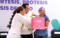 Entregan kits para prótesis de seno