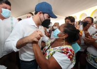 Vila Dosal continúa con la distribución de apoyos en Tecoh